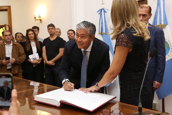 Figueroa puso en funciones a sus ministros y secretarios