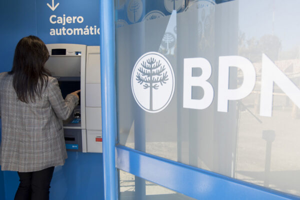 Gobierno comienza el pago de haberes, con aumentos del 40%