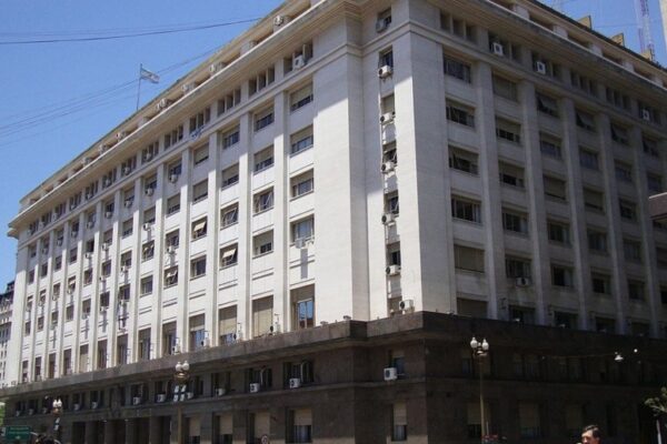 El ministro Luis Caputo le envió más plata en abril al gobernador Rolando Figueroa