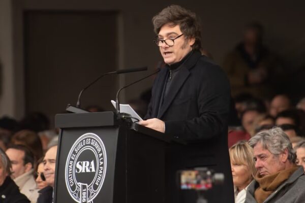 Milei anunció la baja de retenciones en La Rural y promete medidas “permanentes” para el agro