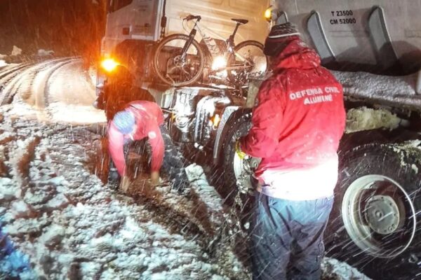 Neuquén: intensas nevadas provocaron cortes, rescates y traslados de urgencia en rutas del centro y sur