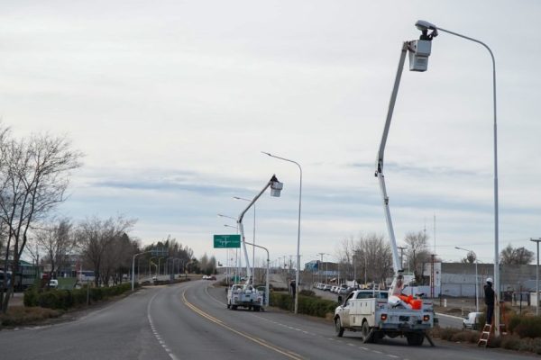 Zapala avanza con el recambio de luminarias y mejora la seguridad en una zona clave de acceso